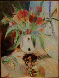 Tulipes dans un vase ventru devant un rideau