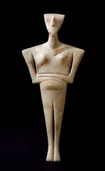 Art des Cyclades : « figurine féminine » idole en marbre de Syros. 3000 av. J.-C. Civilisation cycladique (-3200 à -2000) Dim. 46 cm Athènes, Musée archéologique national
