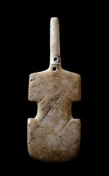 Art des Cyclades : « Statuette en forme de violon », idole en marbre provenant de Paros. 3000 av. J.-C. Civilisation cycladique (-3200 à -2000). Athènes, Musée national archéologique