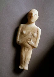 Idole féminine, figurine schématique, marbre blanc, 3200-2000 av. J.-C.