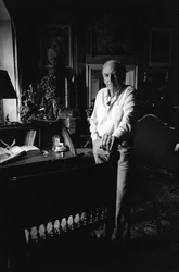 Jiri Mucha debout près de son bureau dans sa maison à Hradcany, Prague