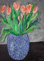 Des tulipes éclatantes dans un vase bleu