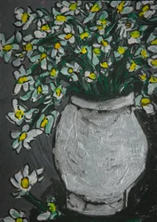 Fleurs blanches dans un vase gris