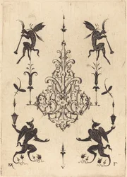 Broche avec créatures fantastiques soufflant des cors en haut et griffons ailés en bas