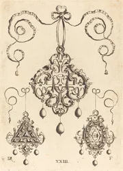 Trois pendentifs en orfèvrerie, les inférieurs triangulaires et ovales