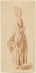 Une dame debout en robe de jour