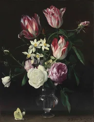 Roses, tulipes et narcisses dans un vase en verre, avec un papillon, sur une corniche