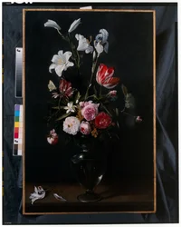 Guirlandes de roses, tulipes, jonquilles et autres fleurs suspendues à des rubans bleus