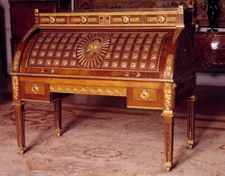 Mobilier Louis XVI : bureau à cylindre du mobilier de Catherine II de Russie (1729-1796), réalisé par David Roentgen (1743-1807) vers 1780. Dimensions 1,28 x 1,45 x 0,75 m. Paris, musée du Louvre