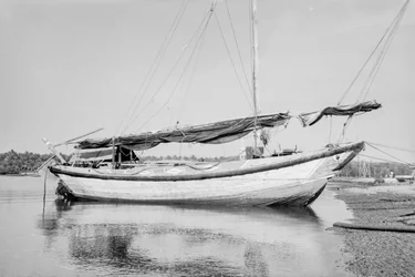 Une jonque à deux mâts de type Twaqo amarrée proue vers le rivage à Singapour