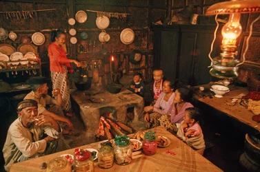 Une famille est assise ensemble avant le dîner. Tenggerese, Java, Indonésie.