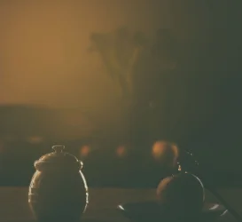 Nature morte aux pommes et au miel chaud