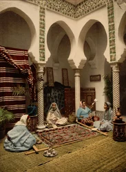 Femmes maures fabriquant des tapis arabes, Alger, Algérie, c.1899
