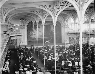 Pendant une représentation aux jardins du Paradis de Hammerstein, New York, c.1900-06