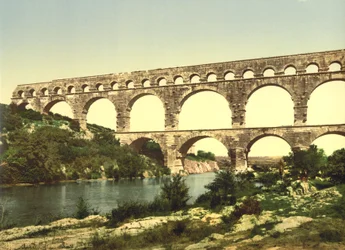 Pont romain sur le Gard, construit par Agrippa, Nîmes, France, vers 1900