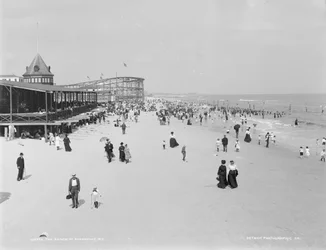 La plage de Rockaway, New York, 1900-06