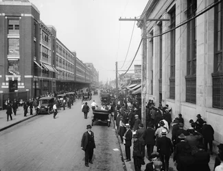 Travailleurs devant la Ford Motor Company, Detroit, Michigan, USA, vers 1910