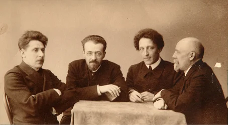 Portrait de groupe des poètes Alexander Blok, Georgii Chulkov, Konstantin Erberg et Fyodor Sologub