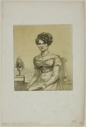 Femme assise devant une table