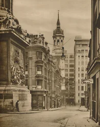 À la base du monument de Fish Street Hill, vers 1935