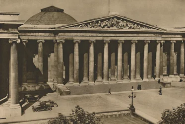 Façade colonnadée du British Museum sur le site de l