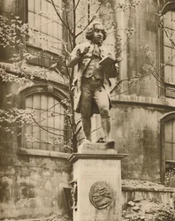 Dr. Johnson sur son piédestal, d