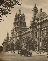 Façade du Victoria and Albert Museum sur Cromwell Road, vers 1935