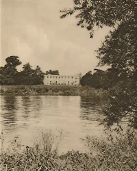 Fair Thames lave les rives de roseaux près de Syon House, vers 1935