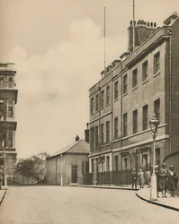 Extrémité ouest de Downing Street, n°10 et un aperçu du Foreign Office, vers 1935