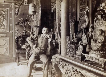 Pierre Loti (1850-1923) écrivain français, chez lui à Rochefort, photo de Paul Cardon alias Dornac, vers 1892