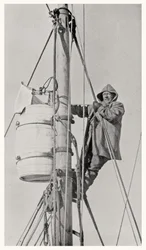 Commandant Frank Wild au mât, pendant l