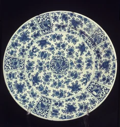 Assiette avec motif de rose bleue, 1764