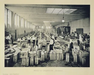 Emballage des caisses pour expédition, de La France Vinicole, publié par Moet & Chandon, Epernay