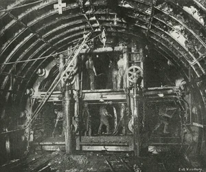 Creusement du tunnel pour le Waterloo and City Railway