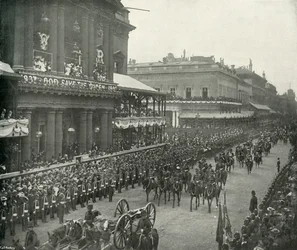 La procession royale : Aides-de-camp passant devant le United Service Club