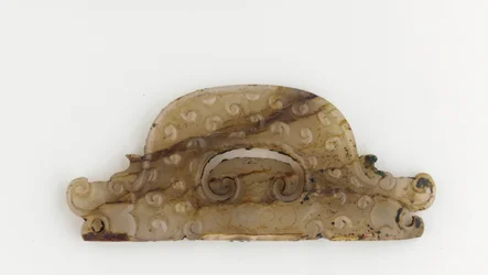 Plaque semi-circulaire avec têtes de dragon aux extrémités, 5e-4e siècle av. J.-C.