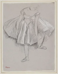 Danseuse rajustant son chausson