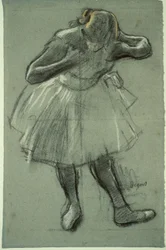 Danseuse se penchant en avant