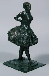 Danseuse en tenue décontractée, les mains sur les hanches, la jambe droite en avant, moulée c.1919-21