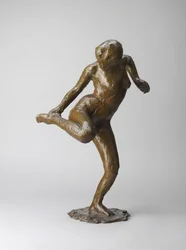 Danseuse regardant la plante de son pied droit