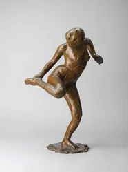 Danseuse regardant la plante de son pied droit