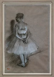 Danseuse debout, mains croisées derrière le dos