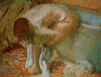 Femme séchant ses pieds après le bain
