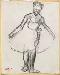 Danseuse debout tenant un tutu