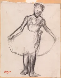 Danseuse debout tenant une jupe tutu