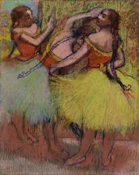 Trois danseuses les cheveux en tresses