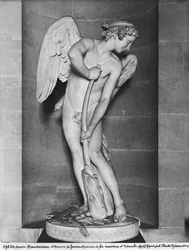 Cupidon sculptant son arc dans la massue d