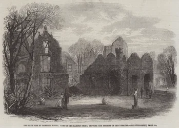 Le récent incendie à Campden House, vue de la façade du jardin, montrant les restes du théâtre