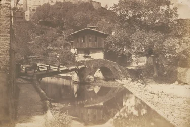 [Paysage avec ruisseau, pont de pierre et de bois]