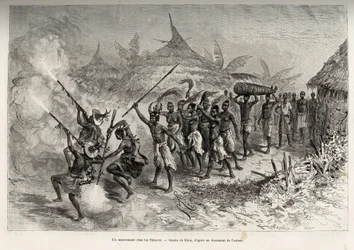 Un enterrement à Siene-re, à Fourou (Mali), le cortège funèbre traverse le village, mené par les hommes armés de la famille du défunt, suivi des femmes portant des queues de vache et du corps du défunt, attaché dans une natte. Gravure pour illustrer l